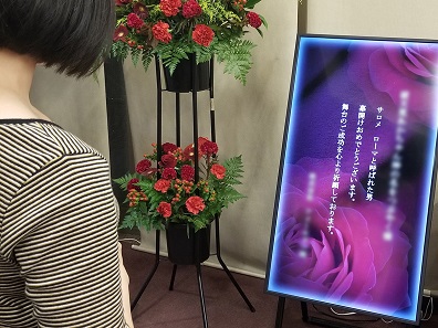 【アイドルなどの推し活】デジタルコンテンツは開演前のモニターに配信されます